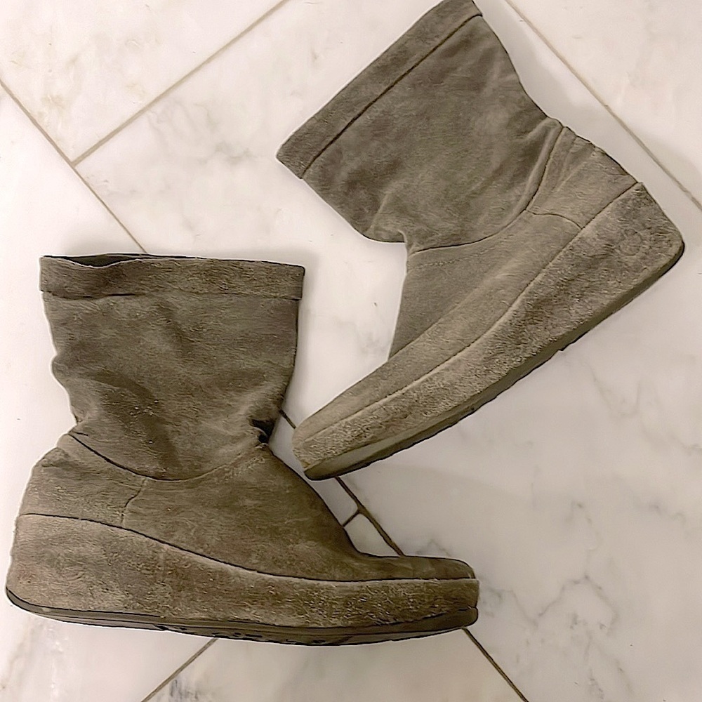 FitFlop, size 9, Crush, taupe suede slouch wedge boot, comfortable warm soft EUC